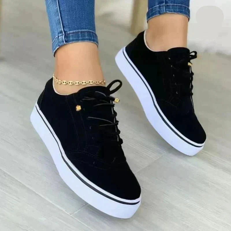 Sneakers donna con lacci, dettagli traforati e suola spessa