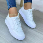 Sneakers donna con lacci, dettagli traforati e suola spessa