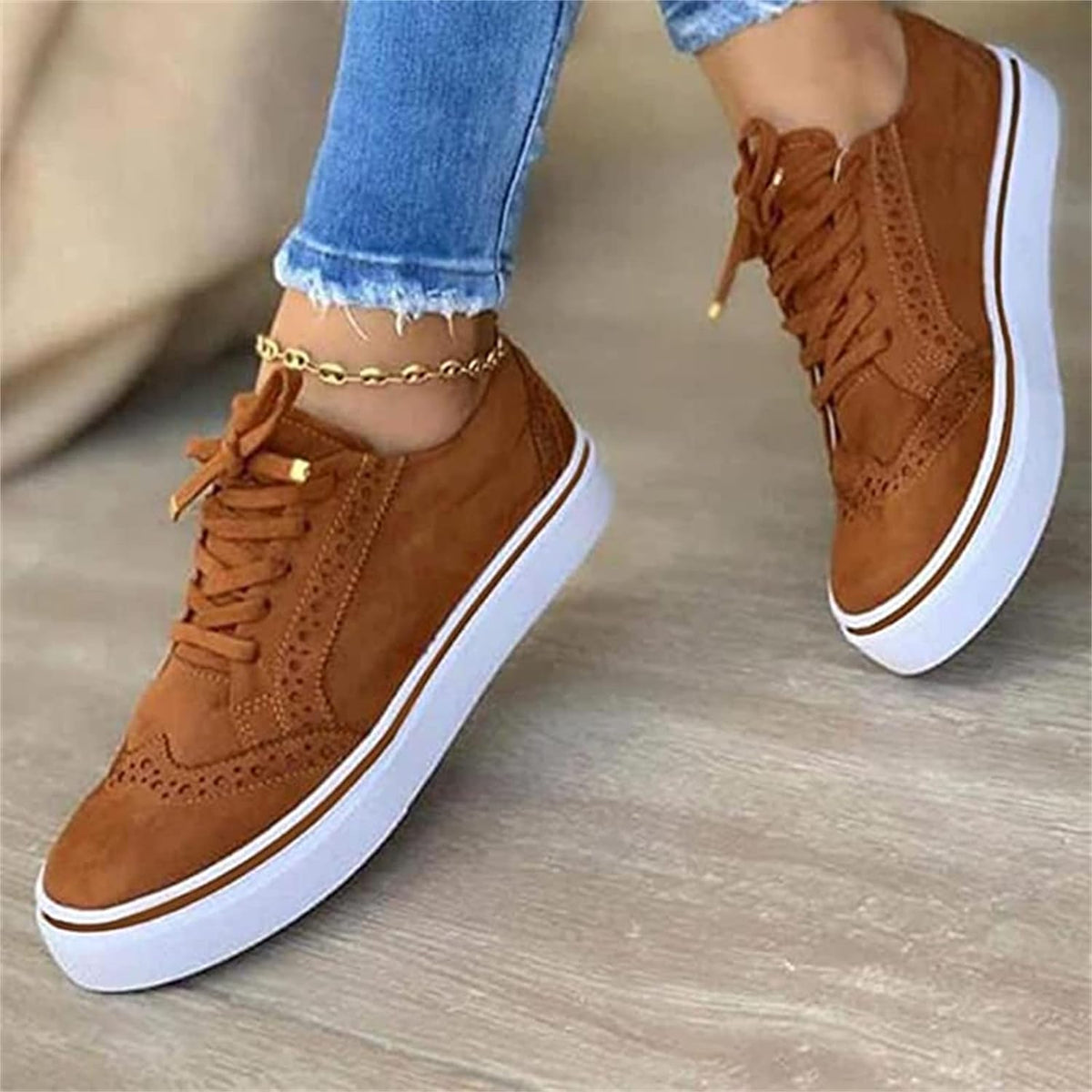 Sneakers donna con lacci, dettagli traforati e suola spessa