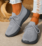 Damskie sneakersy z wiązaniem, niską cholewką i teksturowaną powierzchnią