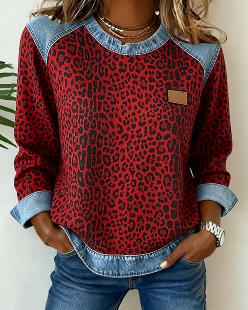 Leopardmønstret sweatshirt til damer med denimindsatser