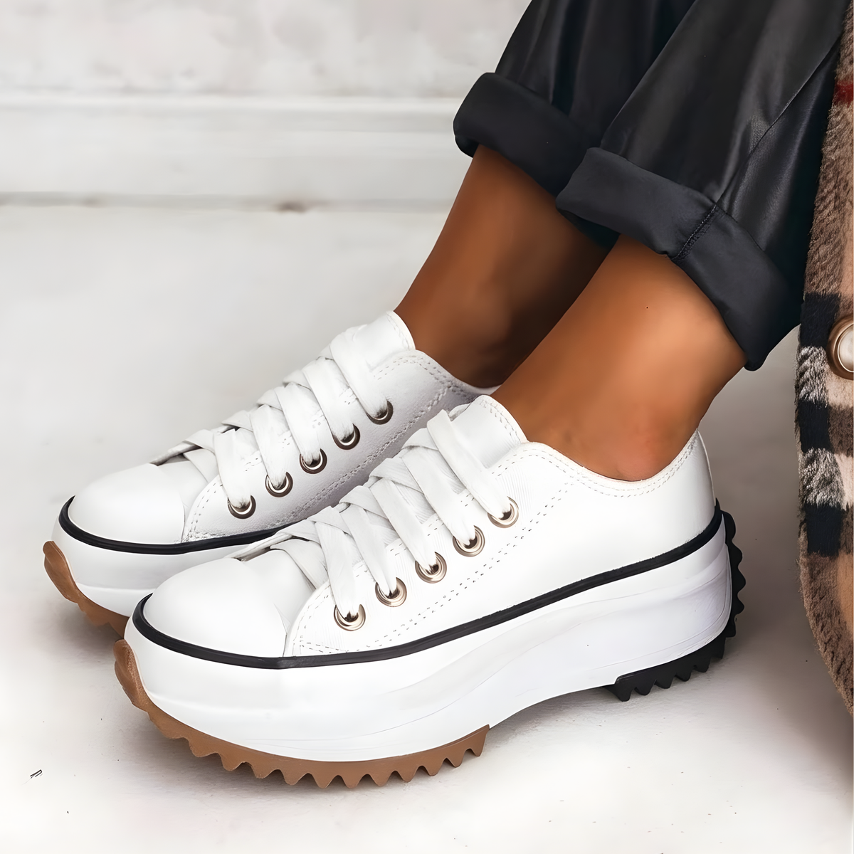 Sneakers donna con lacci, plateau e punta a contrasto