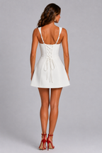 Robe courte femme à décolleté carré et jupe évasée