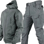 Conjunto outdoor de homem com casaco com capuz e calças cargo