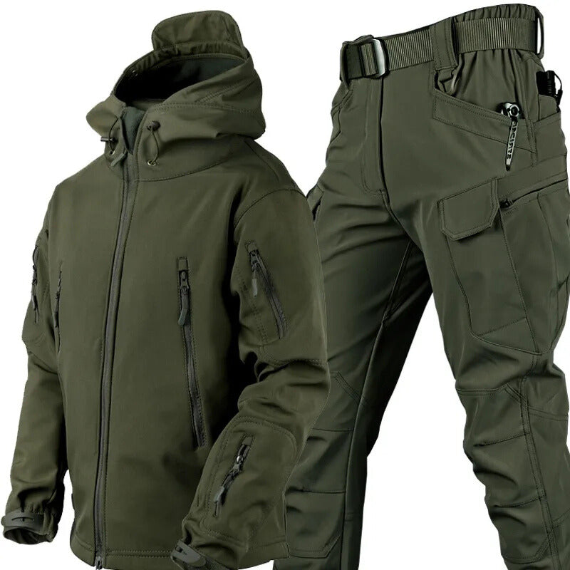 Conjunto outdoor de homem com casaco com capuz e calças cargo
