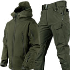 Conjunto outdoor de homem com casaco com capuz e calças cargo