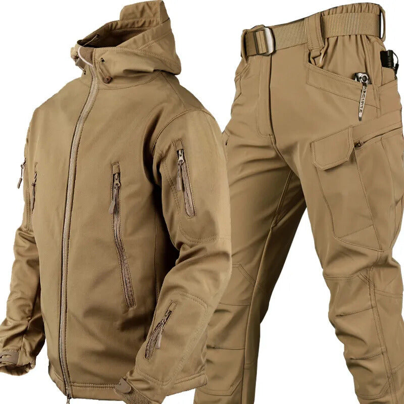 Conjunto outdoor de homem com casaco com capuz e calças cargo