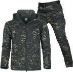 Conjunto outdoor de homem com casaco com capuz e calças cargo