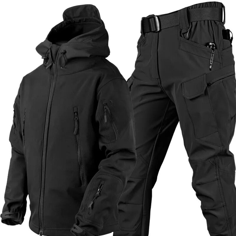 Conjunto outdoor de homem com casaco com capuz e calças cargo