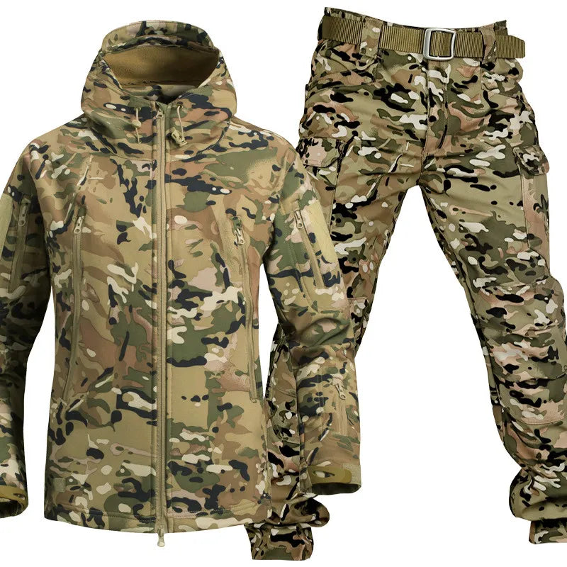 Conjunto outdoor de homem com casaco com capuz e calças cargo
