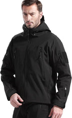 Conjunto outdoor de homem com casaco com capuz e calças cargo